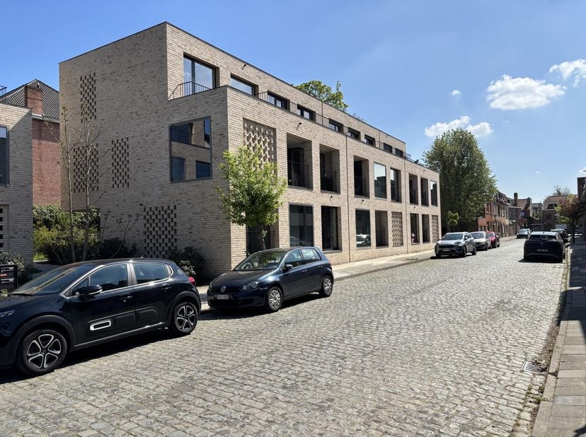 Residentie gelegen in rustige residentiële buurt.&lt;br /&gt;
&lt;br /&gt;
leefruimte met open ingerichte keuken (vitro-kermamisch kookplaat, dampkap, vaatwas, co