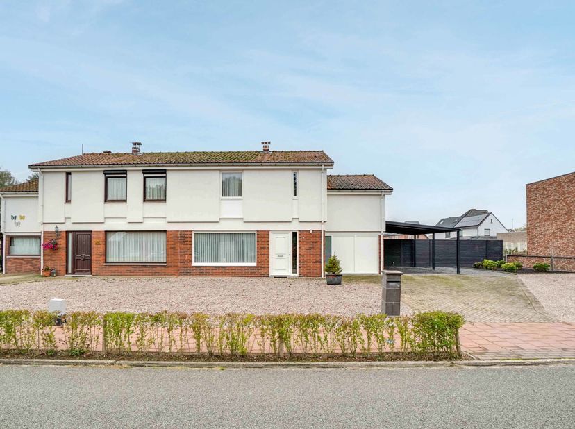 RUSTIG GELEGEN, RUIME GEZINSWONING MET 4 SLAAPKAMERS, INPANDIGE GARAGE, CARPORT EN PRACHTIGE TUIN OP BREED PERCEEL (CIRCA 21M) VAN 08A92CA TE HOUTHALE