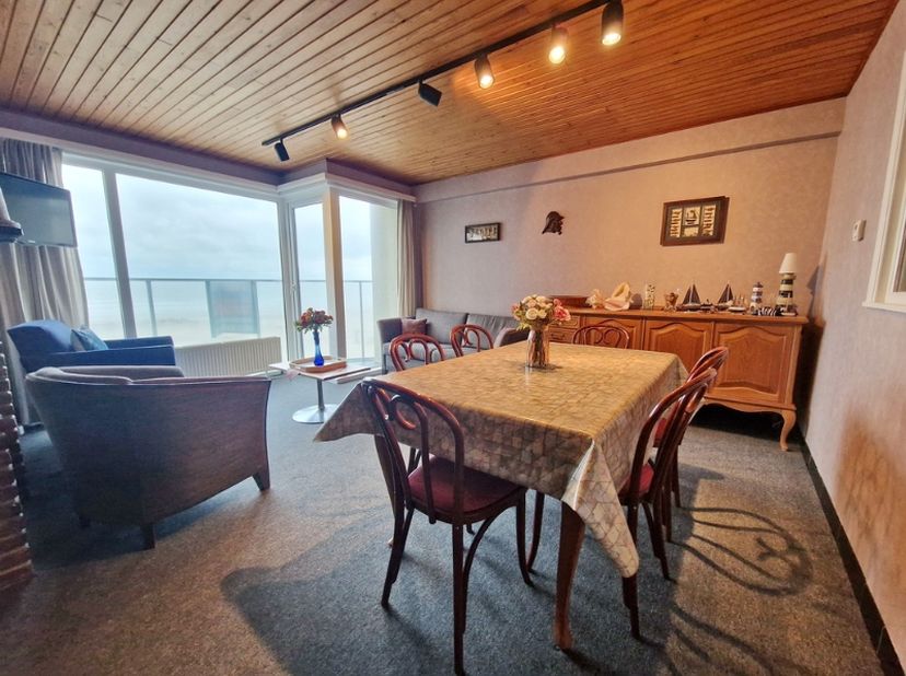 Appartement deux chambres avec vue sur mer depuis le quatrième étage !&lt;br /&gt;
Disposition :&lt;br /&gt;
&lt;br /&gt;
	-Chambre avec vue sur mer&lt;br /&gt;
	-Salon spaci