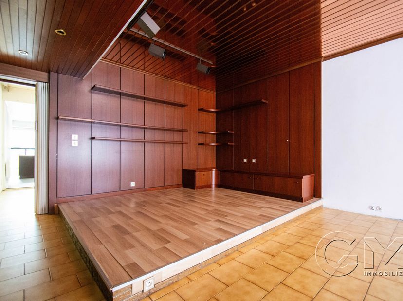 Habitation en bon état d&#039;entretien, située proche de la gare d&#039;Herseaux, 2 chambres (possibilité 3), châssis double vitrage en aluminium, chauffage él