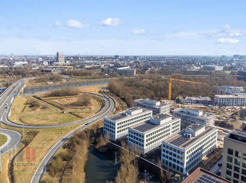Dit uitzonderlijk kantoorgebouw van 3.841 m² maakt deel uit van het hoogwaardig kantorencomplex &quot;Atmos&quot;, bestaande uit vijf BREEAM OUTSTANDING-gecerti