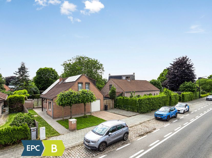 Deze woning biedt een ruime en praktische indeling op een perceel van 924 m². Met een lichtrijke leefruimte, een open keuken uitgerust met alle nodige