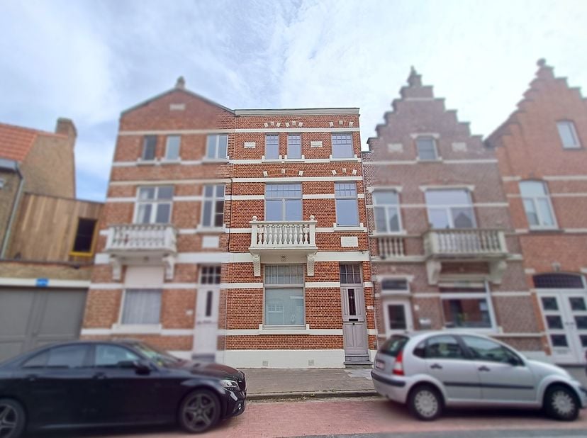 Vooraan Assebroek, vlakbij het Station TOTAAL RECENT GERENOVEERD RUIM ENERGIEZUINIG BURGERSHUIS met 5 SLAAPKAMERS en ZUID-gerichte TUIN.&lt;br /&gt;
Omvat: 