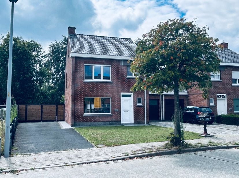 Deze centraal gelegen halfopen bebouwing bestaande uit: inkomhal met toilet, leefruimte, keuken (fornuis, frigo en oven), kelder, garage, tuin met gro
