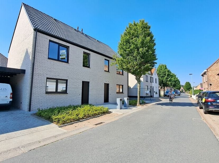 Deze nieuwbouwwoning met 3 ruime slaapkamers, CARPORT en TUIN heeft een uitstekende en rustige ligging in een residentiele woonwijk dichtbij het centr