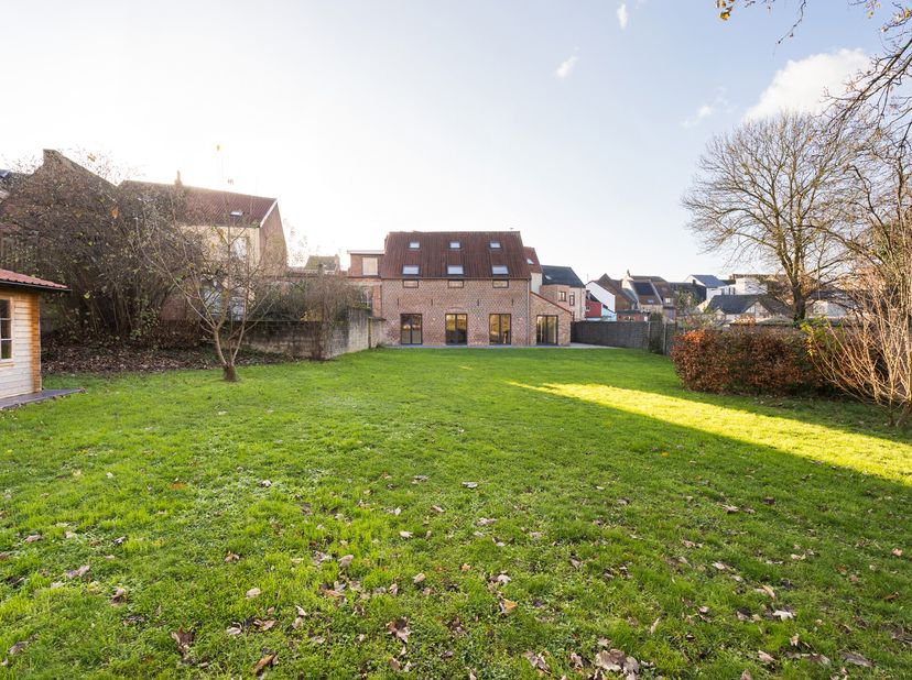 WAVRE, à 200 mètres de la place Bosch, spacieuse MAISON (6Ch/3Sdb/garages) située en INTERIEUR D&#039;ÎLOT. Abritée de la rue, son splendide jardin sur 11