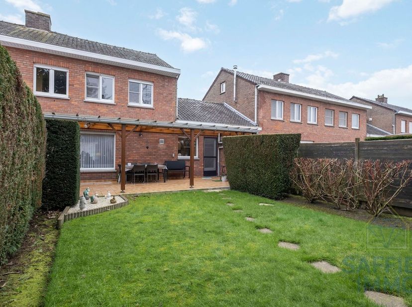 In de Kiemdreef 15 te Kuurne vind je deze verzorgde en instapklare woning die uitblinkt in ruimte, comfort en gezelligheid. Gelegen in een rustige wij