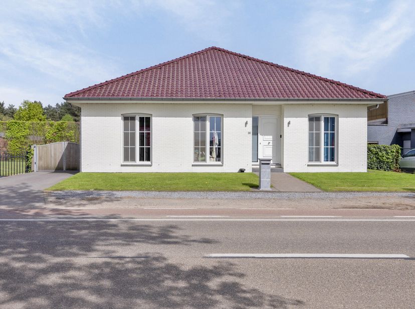 Welkom aan Weertersteenweg 482 in Molenbeersel! Deze vakkundig afgewerkte woning met volledig ingericht bijgebouw wordt verwarmd door aardgas met vloe