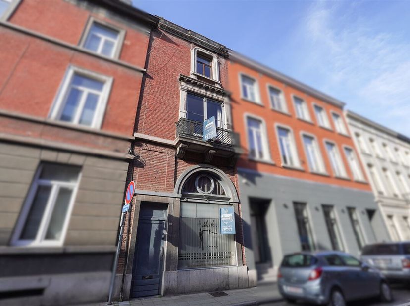 Situé au coeur de Namur, cet immeuble a une excellente visibilité. À seulement 280m du nouveau palais de justice, il se trouve dans un quartier dynami