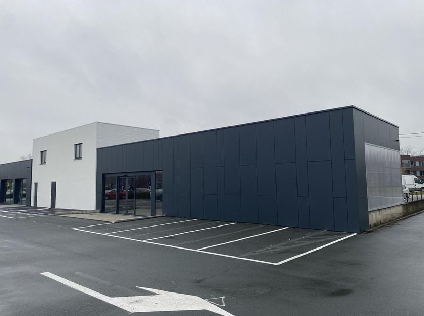 Ce commerce de 605 m² est situé sur l&#039;ancien site d&#039;Aldi, entouré de grandes enseignes telles que C&amp;A, Gamma, MultiPharma, Van Haren, McDonalds, Heyte
