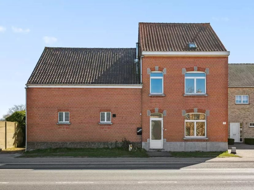 Cette propriété spacieuse et charmante offre 208m² de surface habitable (valeur selon EPC) et est située sur un terrain de 5a 90ca. La propriété a bea