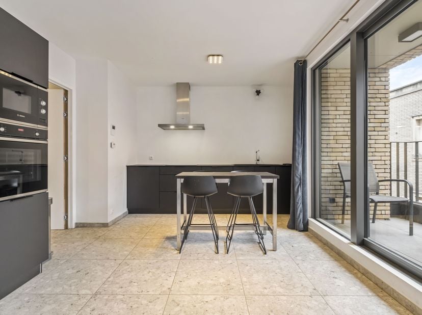 Ce studio confortable, ensoleillé et surtout lumineux cherche un nouveau propriétaire! &lt;br /&gt;
Ce studio bien situé est situé d&#039;une part dans le centre