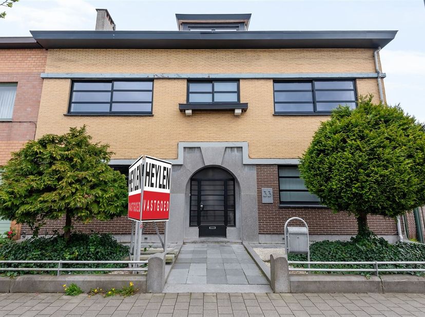 Karaktervolle woning (342m2) met 6 slpk en zwembad&lt;br /&gt;
Ligging: Op de Provinciale Steenweg vindt u een variatie aan winkels en scholen in de buurt.
