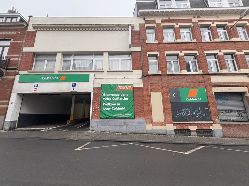 Aantrekkelijke winkelruimte van ongeveer 920 m² met 20 parkeerplaatsen, ideaal gelegen tussen Place Meiser en Gare du Nord.&lt;br /&gt;
Woon- en commerciële