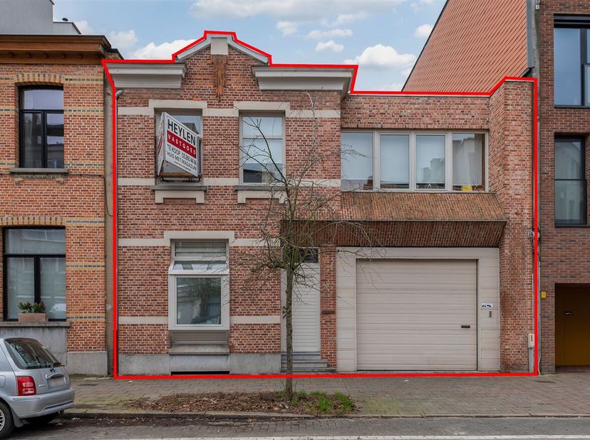 Ruime woning (133 m²) met 3 slaapkamers, magazijn (240 m²) en terras te koop!&lt;br /&gt;
Ligging: De woning is gelegen in de Vosstraat te Borgerhout. Deze