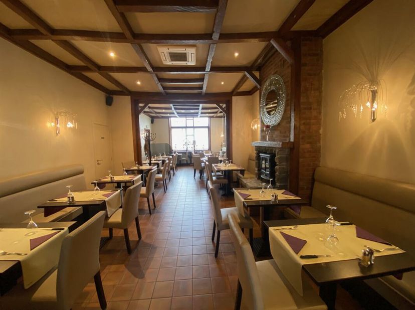 Gerenommeerd restaurant, ideaal gelegen tegenover het station van Doornik met gemakkelijke parkeergelegenheid, over te dragen wegens pensionering.&lt;br
