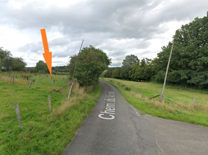 Terrein van 4988 m² gelegen in een recreatiegebied, aan de rand van het dorp Graide, deelgemeente Bièvre.&lt;br /&gt;
Verharde weg lengte van +/- 200 meter