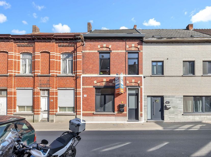 Voor meer info of een bezoek, bel 054 69 39 39 - In een rustige straat vlakbij het centrum van Geraardsbergen vindt u dit instapklare, gelijkvloers ap