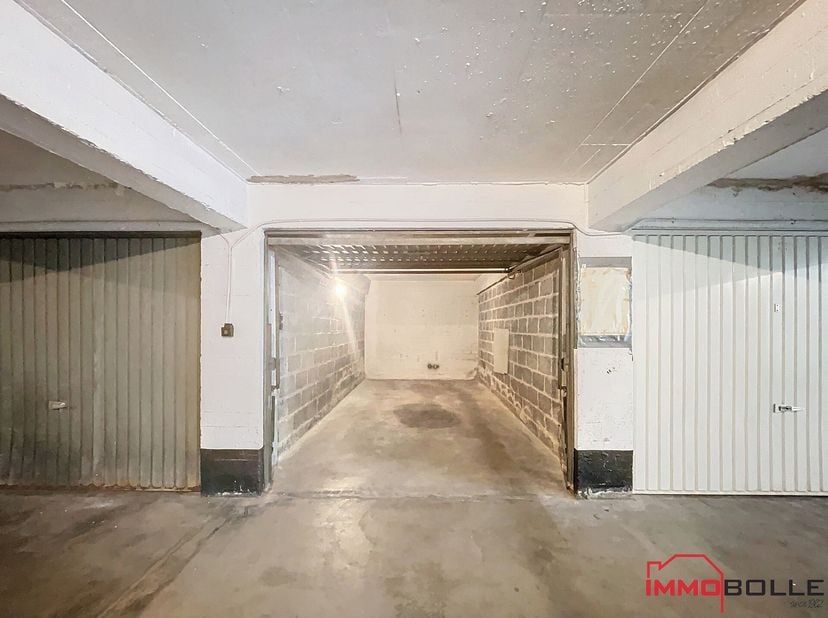 Dicht bij het metrostation Pétillon, tram 7/25 en alle voorzieningen, 2 afsluitbare garages te koop in een appartementencomplex voor €40.000/stuk. Gar