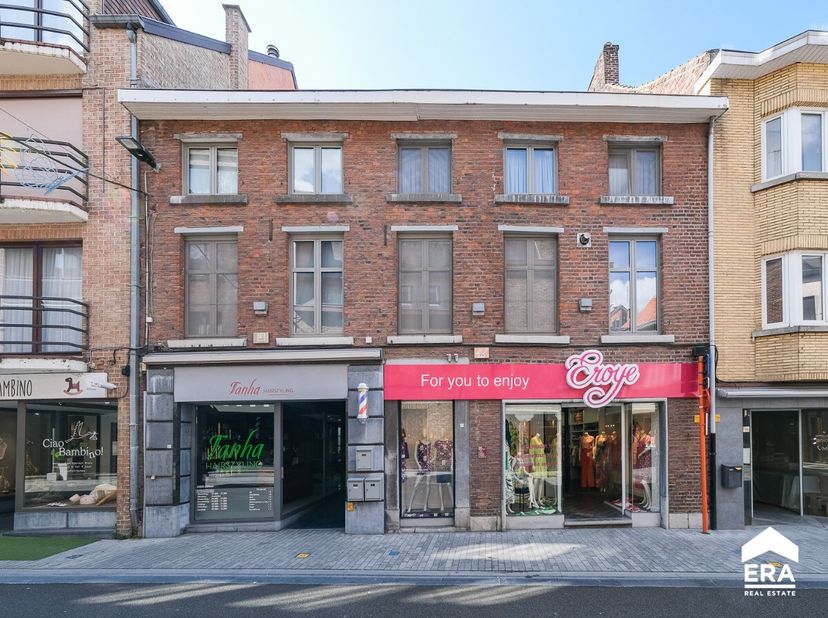 Unieke opbrengsteigendom met twee verhuurde handelsruimtes en ruim appartement in centrum Sint-Truiden.Beide handelsruimtes leveren momenteel een huur