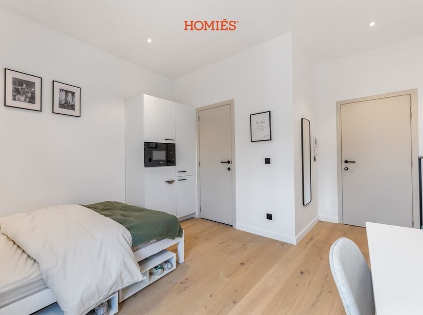 Deze moderne studentenkamer maakt deel uit van een vernieuwde studentenresidentie bestaande uit 18 hoogwaardige studentenkamers. Het gebouw is hoogwaa