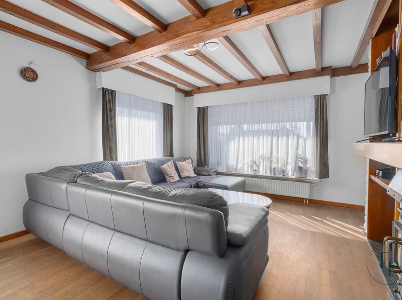 Ontdek deze instapklare bungalow, ideaal als kangoeroewoning, gelegen op een ruim perceel van ca. 1000 m². De woning werd reeds grotendeels gerenoveer