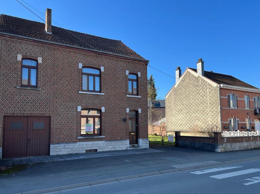 Idéalement située en plein centre de Beauraing, cette maison offre un cadre de vie agréable à proximité immédiate de toutes les commodités (commerces,