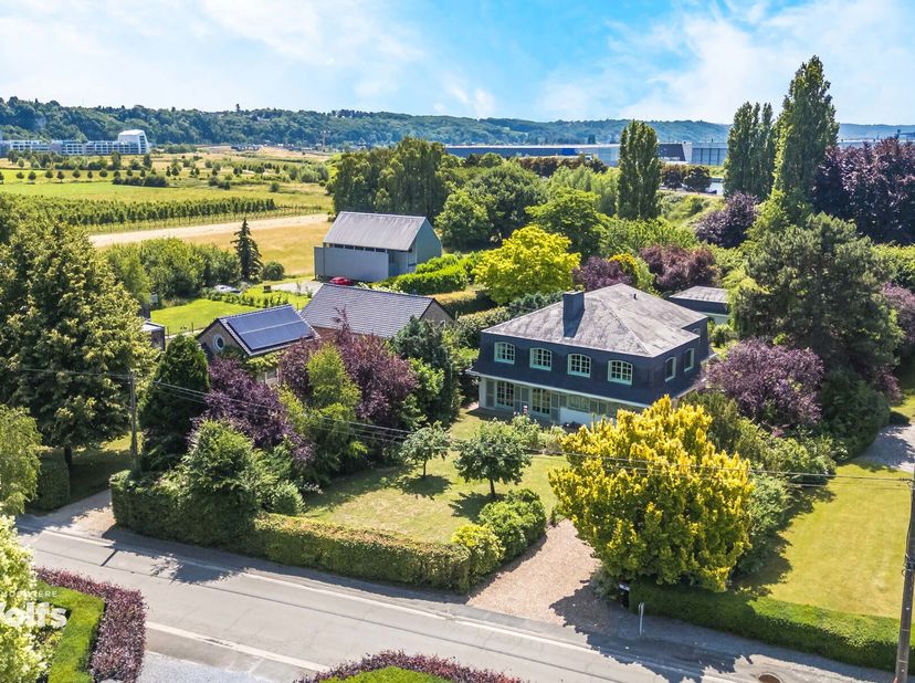 Nichée dans un charmant quartier résidentiel prisé, lImmobilière Wolfs a le privilège de vous présenter cette splendide villa de caractère, de style B