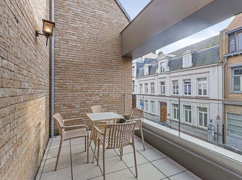 Cet appartement, construit en 2018, est parfaitement prêt à emménager (entièrement peint) et grâce aux nombreuses armoires encastrées, il y a beaucoup