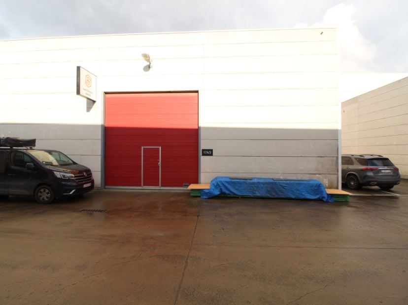 Goed gelegen langs de Diksmuidesteenweg te Hooglede, op de grens met Roeselare, vinden we deze atelier van 196m²&lt;br /&gt;
&lt;br /&gt;
- Sectionale poort&lt;br /&gt;