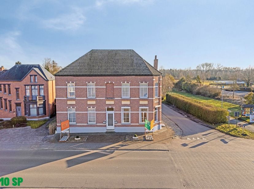 Statige herenwoning met karakter te centrum Ramsel - ideaal voor kangoeroewonen of vrije beroepen.&lt;br /&gt;
In het centrum van Ramsel, een deelgemeente v