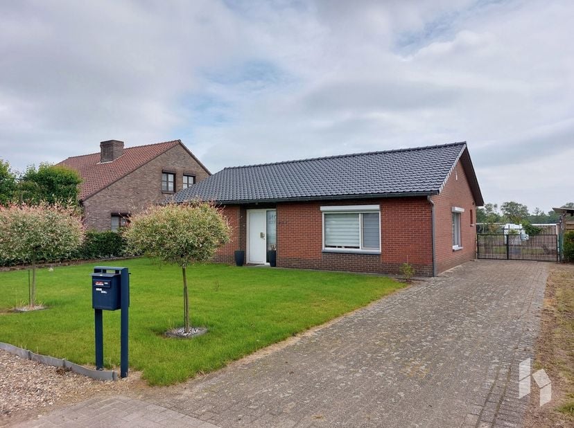 Gelijkvloerse woning (123 m²) met 2 slaapkamers, garage en tuin in Neerpelt!&lt;br /&gt;
BIJZONDERHEDEN:&lt;br /&gt;
- Zonnepanelen&lt;br /&gt;
- Rolluiken&lt;br /&gt;
- Besc