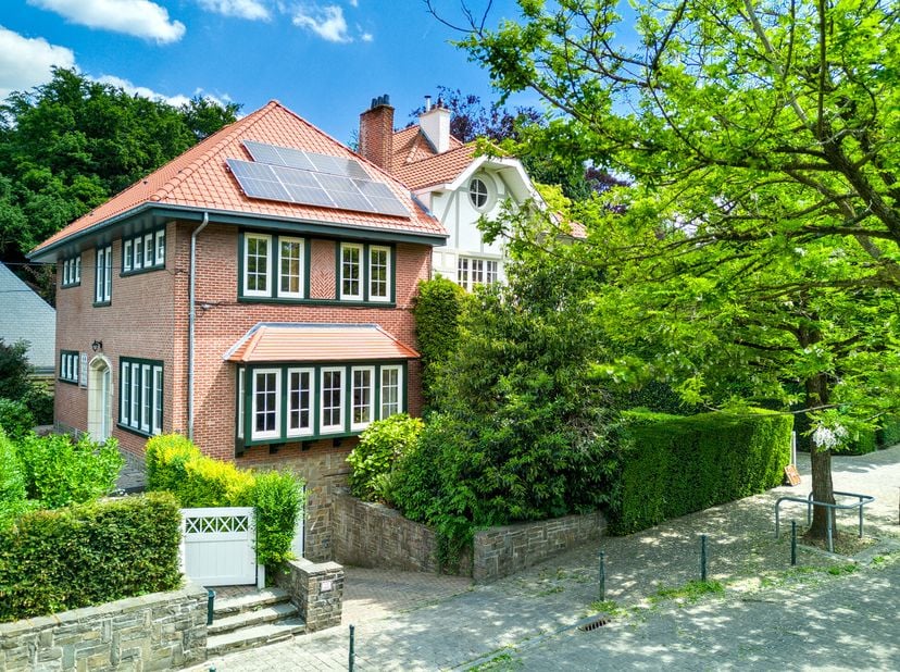 Aan de rand van het Terkamerenbos, heerlijk huis in een rustige omheinde omgeving gebouwd op een perceel van +/- 2 are 32. Bewoonbare oppervlakte van