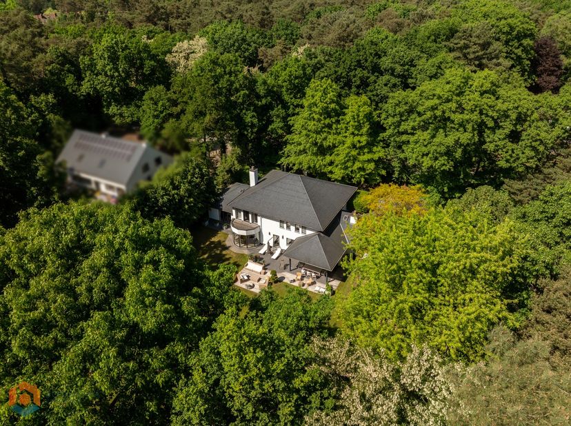 Op een uitstekende locatie te Keerbergen bevindt zich deze prachtige, tijdloze villa met een bewoonbare oppervlakte van 478 m² op een perceel van 3005