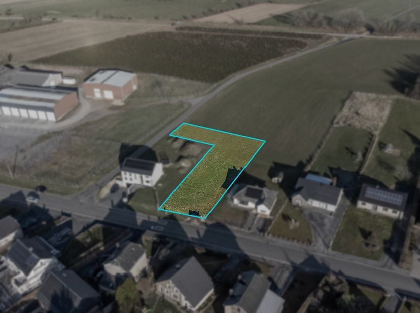 A Graide, ce terrain n&#039;attend que votre projet! Le terrain est plat, en hauteur par rapport à la route. Un accès à l&#039;arrière est possible via un passa