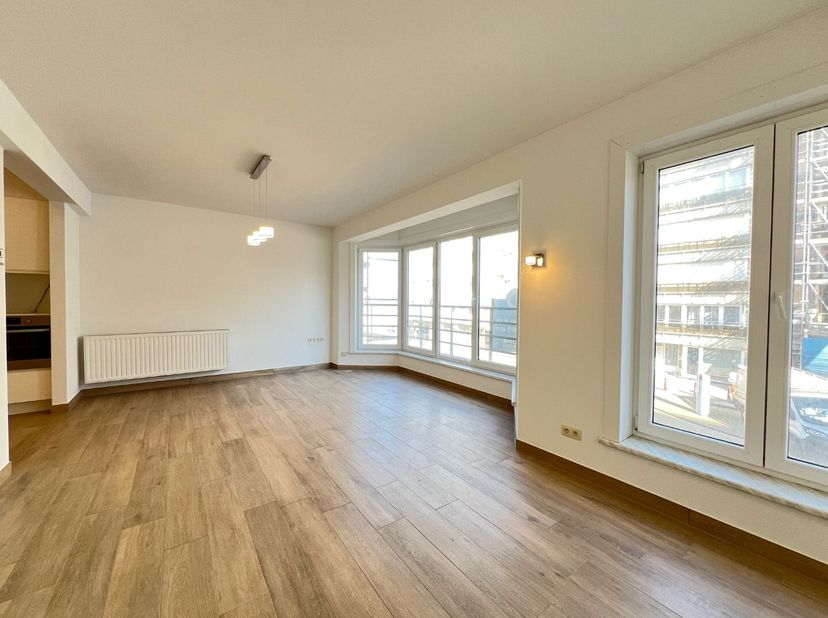 Dit volledig gerenoveerd appartement bevindt zich aan zowel de zeedijk van Koksijde als het stadscentrum.&lt;br /&gt;
Het appartement is bestaande uit een r