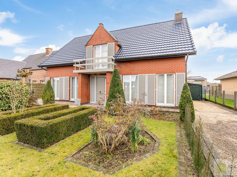 INSTAPKLARE EN PERFECT ONDERHOUDEN WONING MET 4 SLAAPKAMERS, BADKAMER, EEN RUIME WOONKAMER, KNAPPE KEUKEN EN EEN FIJNE WASPLAATS OP EEN PRACHTIG AANGE