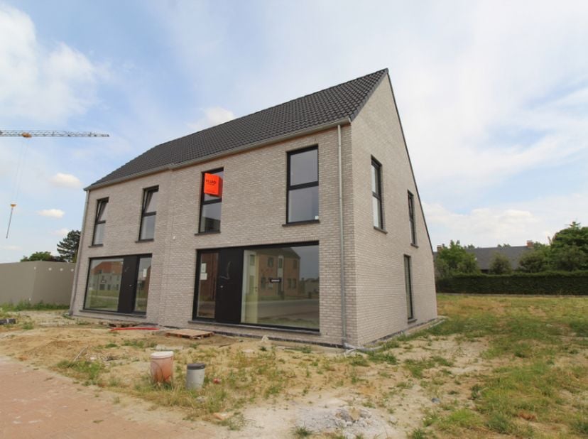Schitterende energiezuinige nieuwbouwwoning te huur gelegen langs de Tarwestraat dichtbij centrum Meulebeke.&lt;br /&gt;
Deze woning beschikt over alle nodi