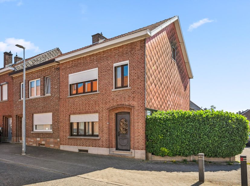 Welkom in de Gallicstraat 38, een veelzijdige woning met veel ruimte en uitbreidingsmogelijkheden. Op het gelijkvloers vind je een ruime eet- en leefr