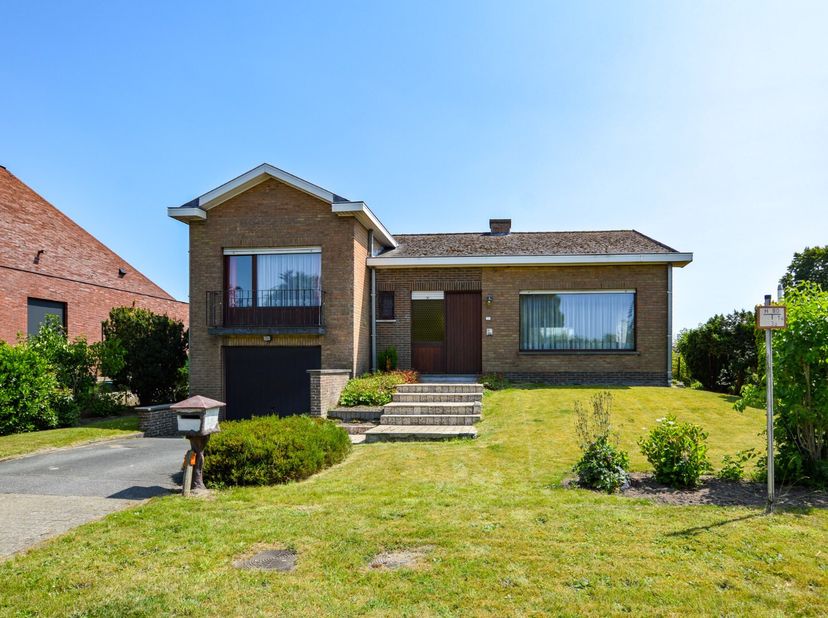 Kijkdag zaterdag 05 juli van 10u tot 12u. Plan snel uw afspraak in voor deze topaanbieding!&lt;br /&gt;
Op een uitgestrekt perceel van maar liefst 1.819 m²