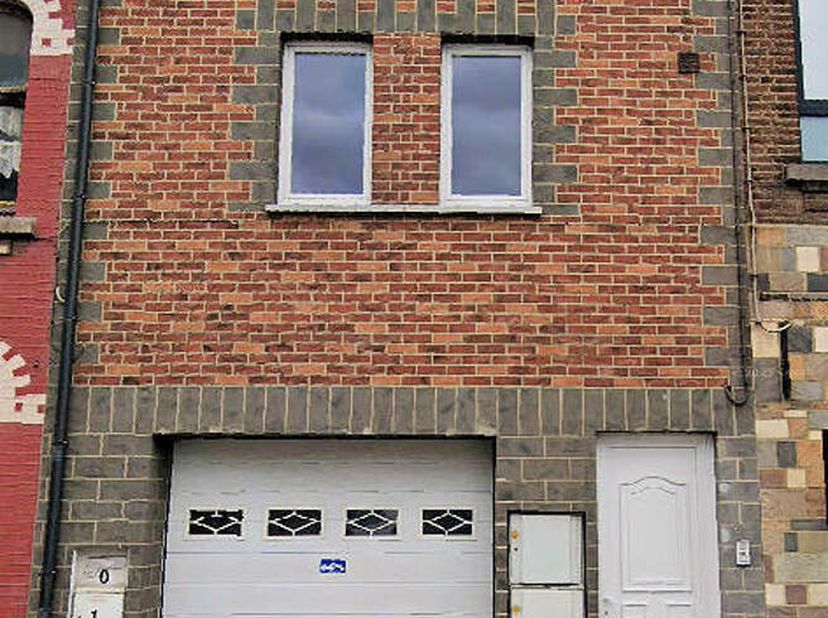 À VENDRE : IMMEUBLE DE RAPPORT  3 APPARTEMENTS + 1 GARAGE&lt;br /&gt;
Adresse  : Rue du Général de Gaulle, 152 à 6180 Courcelles.&lt;br /&gt;
Description  :&lt;br /&gt;