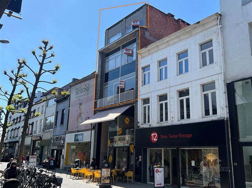 Vastgoedopportuniteit. Triplex appartement. Mits vergunning opsplitsbaar.&lt;br /&gt;
 UNIEK TRIPLEX-APPARTEMENT MET UITZONDERLIJK TERRAS  VERDIEPINGEN OPSP