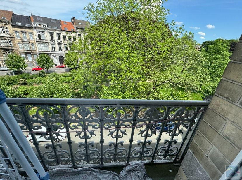 Dans cette avenue de Schaerbeek où sont rassemblés de très beaux immeubles , se trouve cet appartement faisant partie d&#039;une petite copropriété de 3 ap
