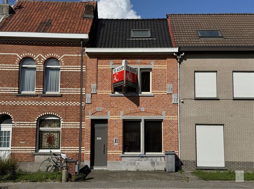 Vlakbij het centrum van Sint-Niklaas bevindt zich deze volledig gerenoveerde woning met een bewoonbare oppervlakte van maar liefst 175 m². Hier stap j