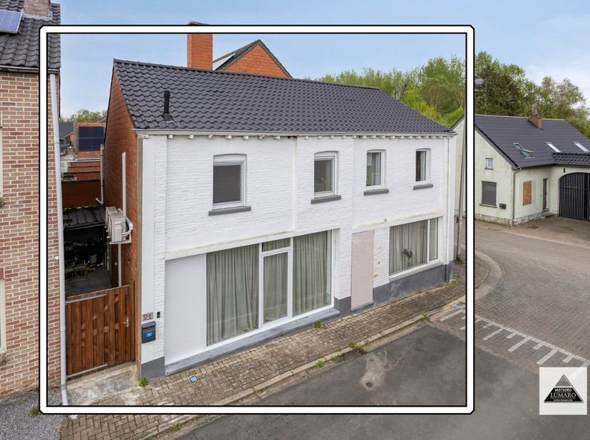 Instapklare, gerenoveerde woning met 3 (4) slaapkamers en parking. Gelegen in Meeswijk, deelgemeente van Maasmechelen. Op de hoek van het Kerkplein me