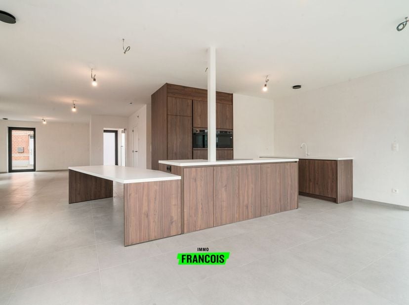 Laat u verrassen door deze gloednieuwe halfopen bebouwing!&lt;br /&gt;
Op het gelijkvloers biedt deze woning een inkomhal, fietsenberging / technische ruimt