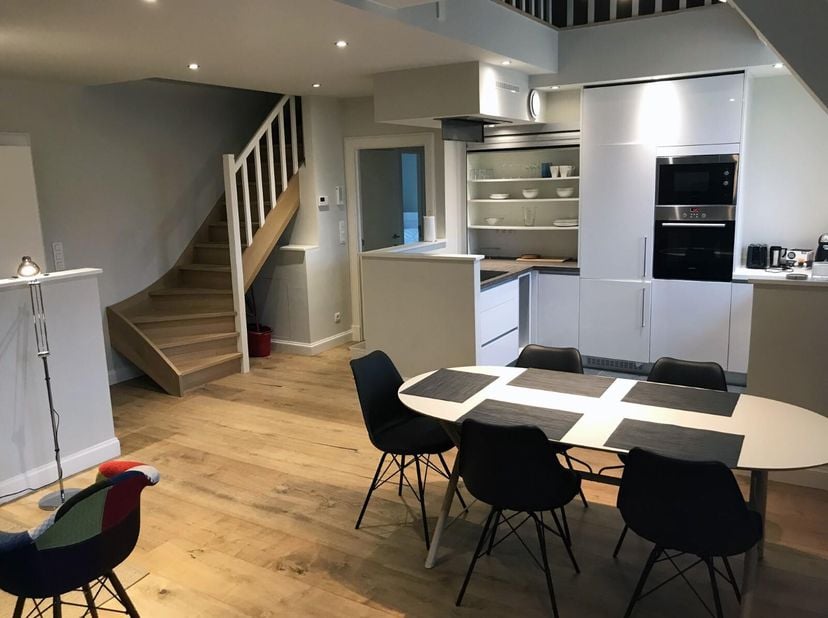 WATERLOO CENTRE sur le site BELLA VITA. Dans un immeuble totalement rénové(2016). Très beau duplex entièrement meublé. 3 chambres dont une chambre d&#039;a