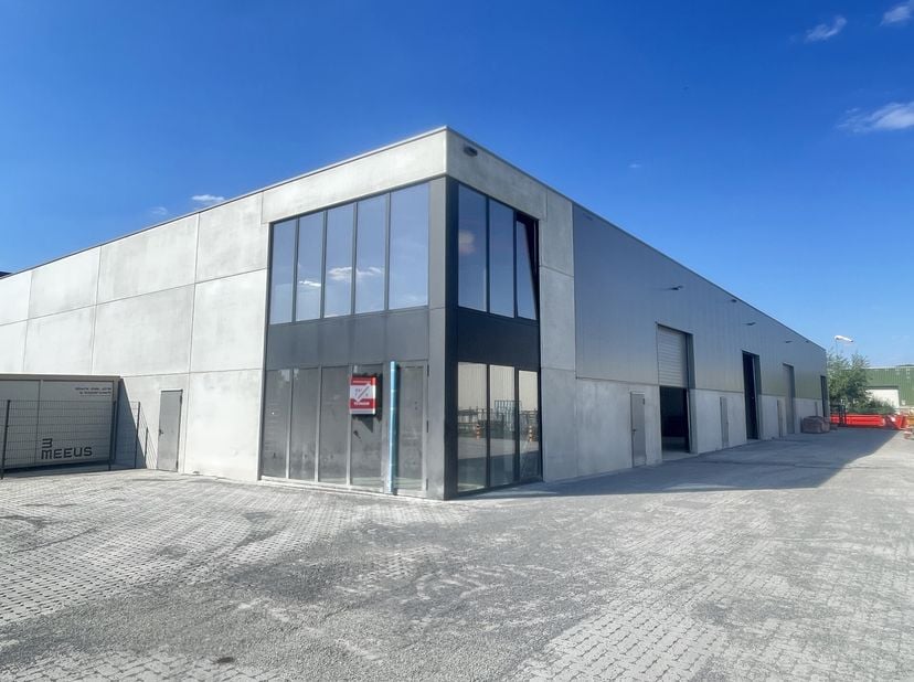 Op een strategische zichtlocatie langs de E313 bieden wij een KMO-unit van ca. 723 m² te huur aan. Deze moderne unit beschikt over een ingebouwd buree