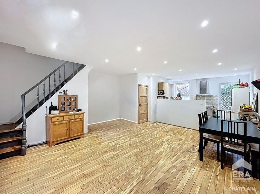 ERA Chatelain stelt u deze prachtige woning met 3 slaapkamers voor, ideaal gelegen in Vorst, op een steenworp van het openbaar vervoer, winkels en gro