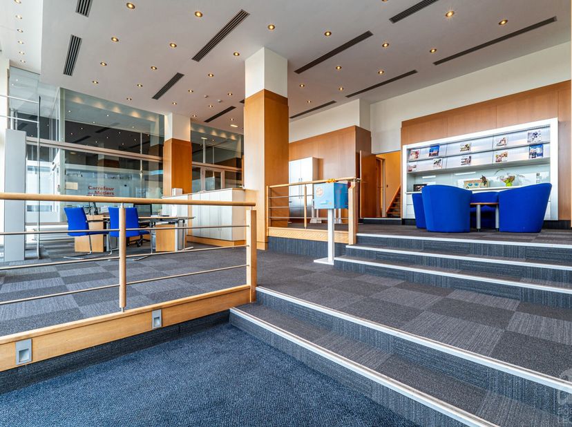 Idéalement située dans le centre ville tournaisien, l&#039;agence Leclercq vous propose cette spacieuse surface commerciale vous offrant une incroyable vis